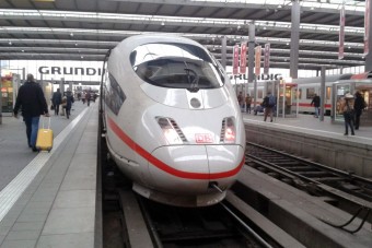 Feltették a babát a vonatra, az meg a szülei nélkül azonnal elindult