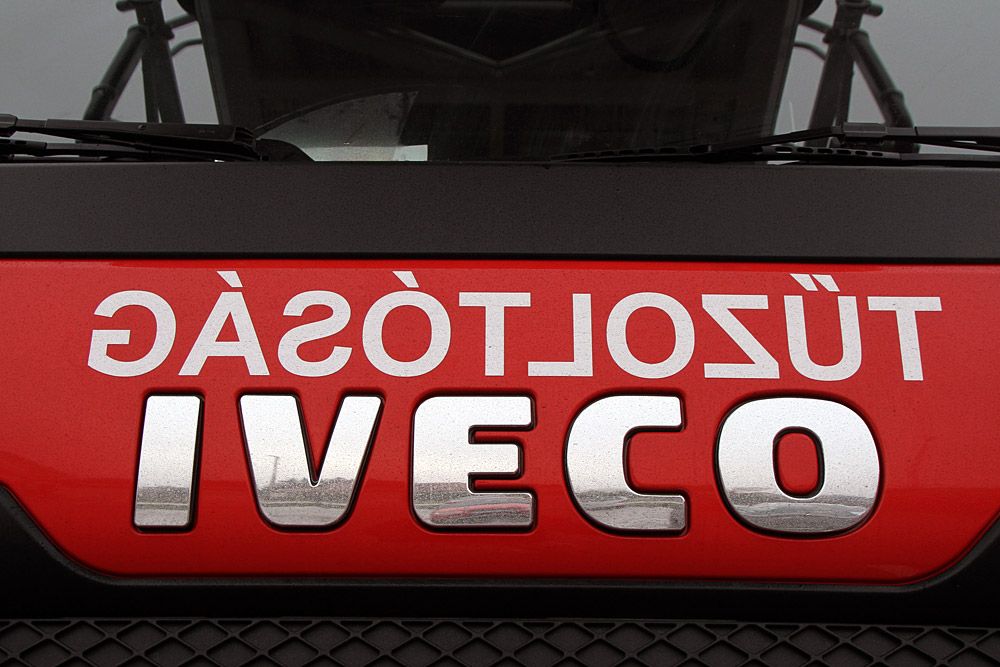 Iveco és gásótlozűT felirat