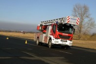 Szlalomozni nem könnyű egy ekkora döggel. A végsebességet a határolás szabja meg 90 km/órában