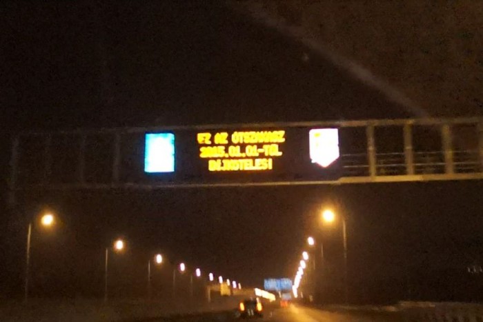 Az első figyelmeztető tábla a frissen, azaz a fotó készítésének napján fizetőssé vált M1-M7-en - már messze bent a díjköteles részen