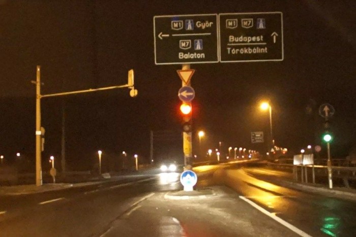 Lát itt valaki jelzést arra nézve, hogy fizetős szakaszra fogunk felhajtan?