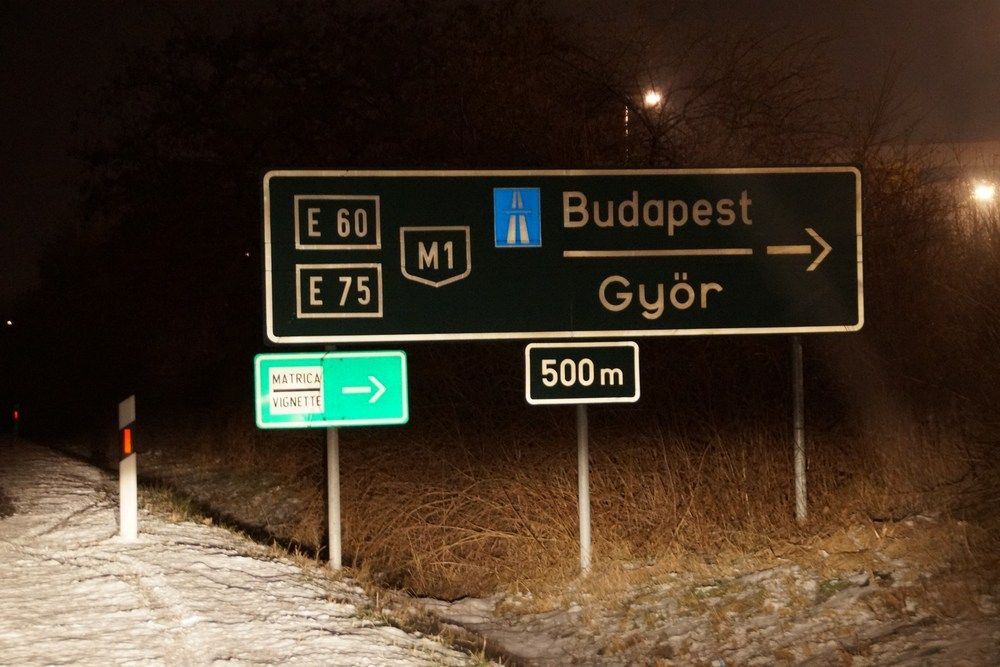 Így néz ki egy korrekt előjelző táblázás - a kép az M1 Budapest felé tartva elérhető egyik, már eddig is fizetős felhajtója előtt készült. Így kéne kinéznie a többi táblának is, csak hát a szűk határidő miatt elmaradt a munka