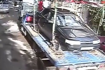 A más garázsa elé parkoló autós meséje