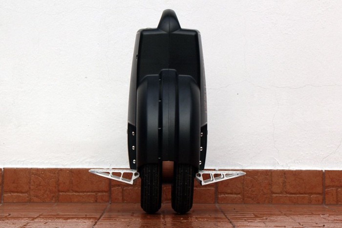 És ilyen lehajtott szárnyakkal, felszállásra készen