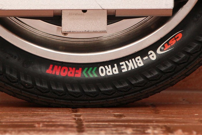 Elméletileg nincs eleje, sem hátulja, de aki így nem tud élni, az tájékozódjon a gumiabroncs forgási irányából