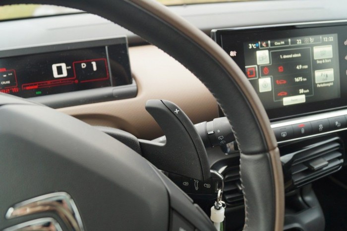 A füllel csak egyet-egyet léptethetünk, manuális üzemmódja nincs a a robotváltónak