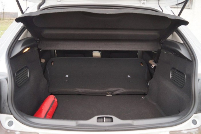 358 liter. Csak egyben, kényelmetlenül és nagyon nem síkba dönthető támla lefektetésével bővíthető