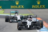 F1: A McLaren ruhájába bújik a Mercedes 2