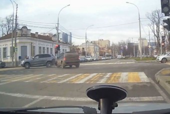 Ketten hajtottak át a piroson, a végét magad is kitalálod