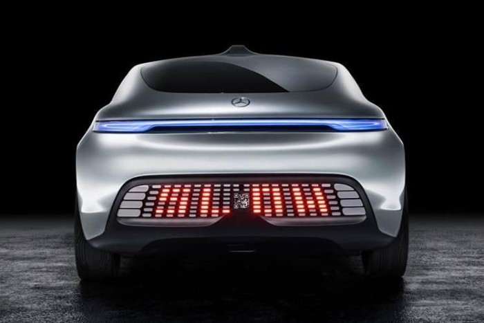 Itt a Mercedes jövő-autója! (Videó!) 7 | Vezess Vonalkód-generátor és LED-es feliratozó fal az S-Coupét idéző lámpatestek alatt.