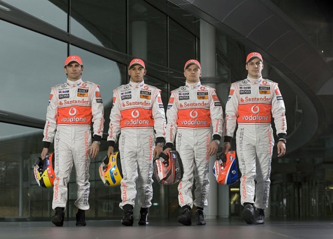 Ritka képek a születésnapos Hamiltonról 14 | Vezess Zöldfülűként lépett a királykategóriába, és azonnal a leggyorsabbak közé emelkedett, csak tapasztalatlansága akadályozta meg abban, hogy mindent elsöprő sikert arasson 2007-ben.