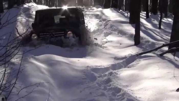 Ez a Mercedes lazán alázza a telet