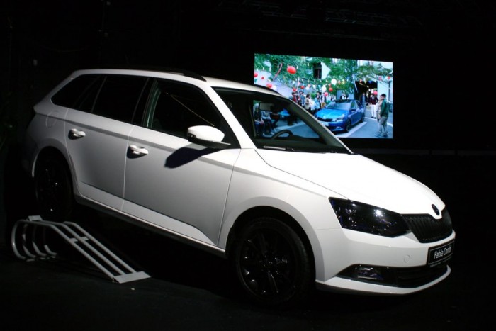 Nem lett olcsó az új Škoda Fabia 9 | Vezess 26,5 centiméterrel hosszabb a Combi az ötajtósnál. Csomagtartója 530-1395 literes. Alapesetben tágasabb, lehajtott üléssel kisebb, mint az elődéé