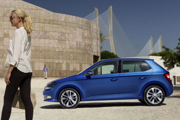 Nem lett olcsó az új Škoda Fabia 8 | Vezess Városi forgalomban a radarral működő távolságmérés parancsára az autó képes magától állóra fékezni vagy nagyobb tempóról autoamtikus vészfékezéssel csökkenteni az ütközési sebességet. Persze nem alapáron