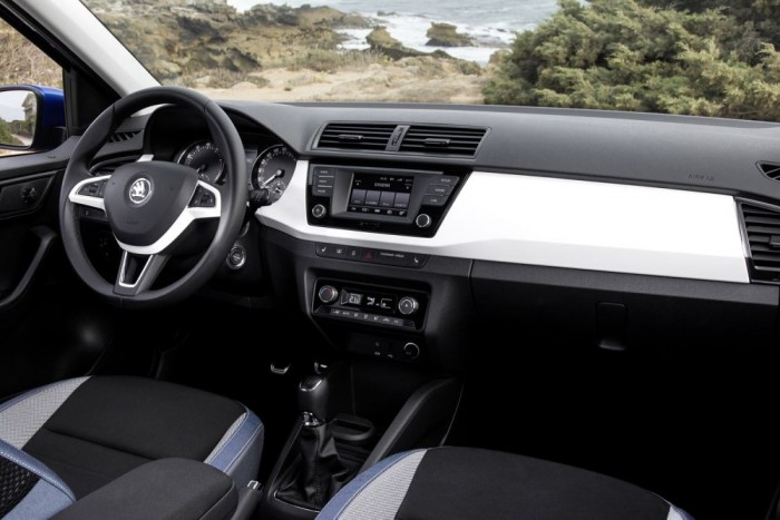 Nem lett olcsó az új Škoda Fabia 10 | Vezess Mindenütt kemények a műanyagok. Felületük kialakításával és a dekorbetétekkel sikerült korrekt szinten tartani a minőségérzetet