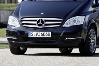 Bosszúból hazavontatta cége Mercedesét