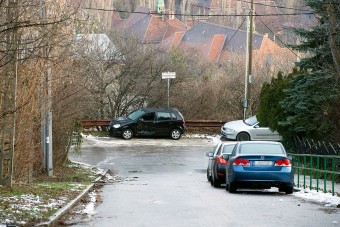 Hegyvidéken ne parkolj lejtővel szemben!
