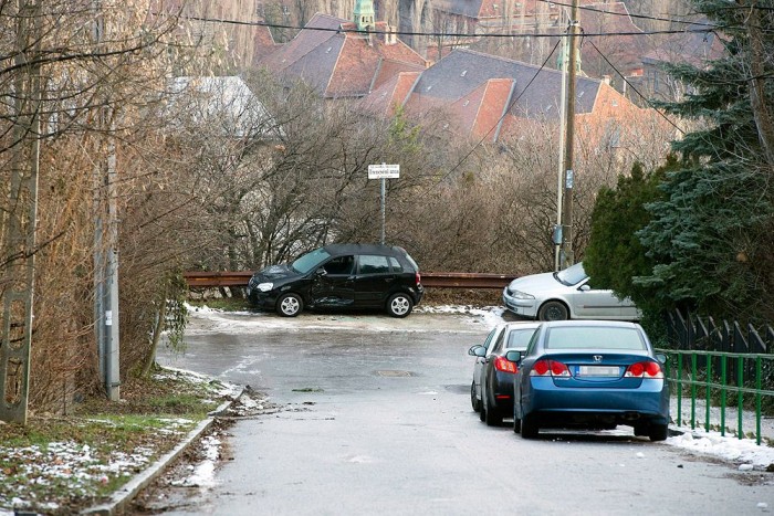 Hegyvidéken ne parkolj lejtővel szemben! 3