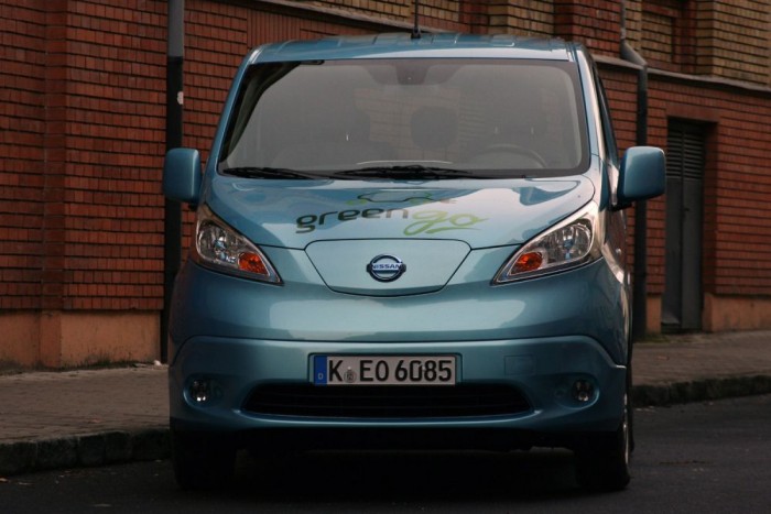 Teszt: villanyautó, mínusz tízben 10 Villanyautóban megérteni, milyen pokoli energia van a kőolajban. A villamos gép hatásfoka a belső égésű motorénak durván háromszorosa, de 267 kilónyi akkumulátorral így is csak 90-170 km közötti a hatótáv. A dCi-nek ehhez elég 4,15-8,3 kg, azaz 5-10 liter gázolaj