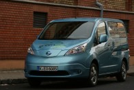 A New York-i taxitenderen a kétliteres benzinessel nyert az NV200, de a győzelemben szerepe volt az elektromos verzió piacra dobásának