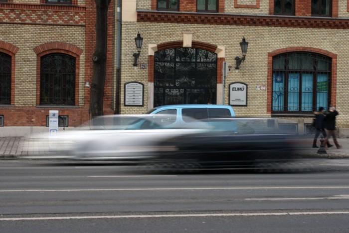 Teszt: villanyautó, mínusz tízben 4 Ez annyira hazai: épp gyorsulási verseny zajlik egy alig hörgő E46-os BMW és a fehér új A6 tulaja között a Váci úton. Mögöttük az űrből idepottyant villanyautó tankol