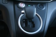 Normál autók után könnnyebb átállni erre a kvázi fokozatválasztókarra, mint a Prius vagy a LEAF pogácsás-joystickos megoldására