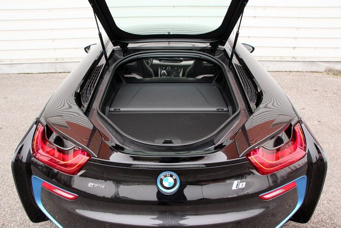 Ő a csomagtartó. Nem túl nagy és bénán pakolható, de kit érdekel?