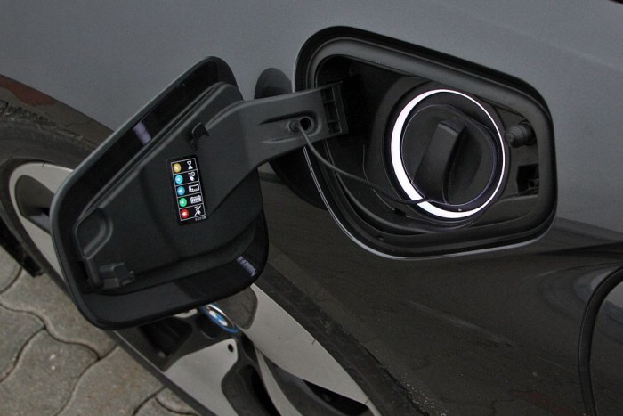 Ez pedig az elektromos töltő csatlakozója. Durván 2,5 óra alatt feltölthető.