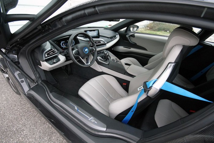 131 800 forint a kék biztonsági öv. Jó, hogy lehet kapni.