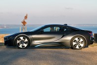 Álomautó 40 milláért: BMW i8 125