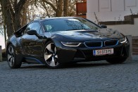 A BMW i8-as őse 2009-ben fogant, akkor még Vision EfficientDynamics néven, átlátszó ajtókkal és benzinmotor helyett dízellel. Ez pedig már a szériamodell.