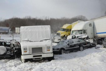 Videóra vették a tömegbalesetet: közel 200 autó karambolozott
