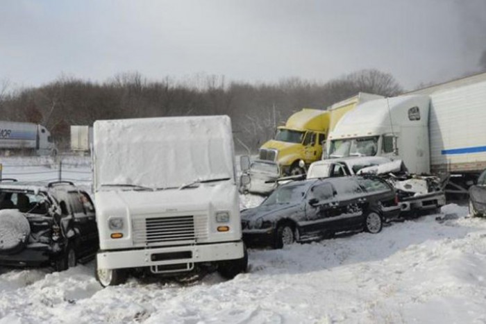 Videóra vették a tömegbalesetet: közel 200 autó karambolozott