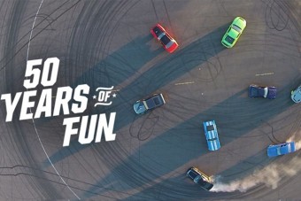 Így égeti a gumit 50 évnyi Mustang