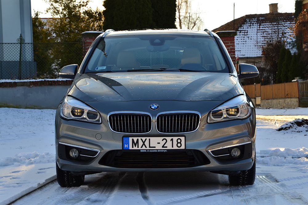 Hiába buszlimuzin, hiába elöl hajt, a bajor gyártó mindent megtesz annak érdekében, hogy az Active Tourert BMW-számba vegye a világ.