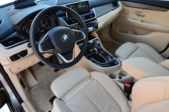 Abszolut BMW-s belső, de ahhoz, hogy ez köszönjön vissza rá kell dobni néhány milliót az alapárra. Aki pedig a kárpithoz színében passzoló szőnyeget választaná, annak csak annyit üzenek: NE TEDD!