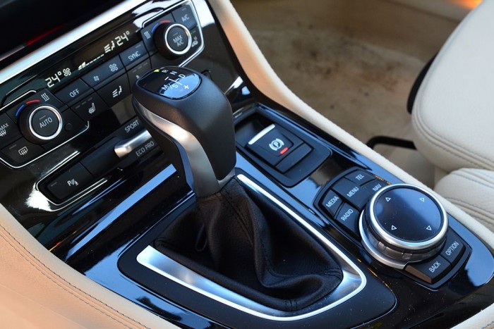 A váltógomb sem az a BMW-sen elegáns.