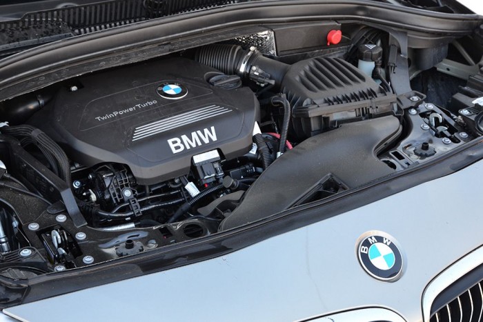 A keresztben elhelyezett motor, ami az első kerekeket hajtja.