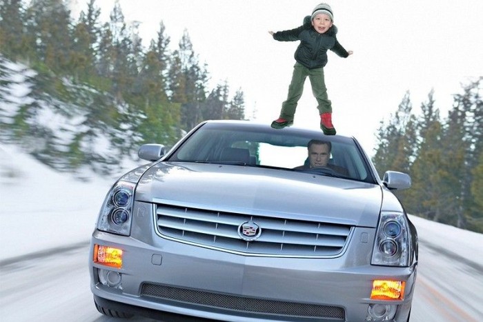 Kocsija tetején szállította gyerekét az anyuka