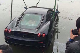 Így búvárkodik egy Ferrari