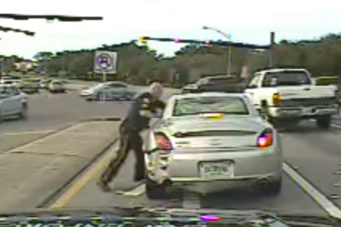 Autó vonszolta a rendőrt a lánya szeme láttára