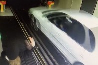 Lehetetlenül szűk helyre állt be, a tűzoltók szedték ki 3