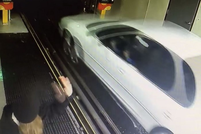 Így lehet egyetlen perc alatt szétbombázni egy autómosót