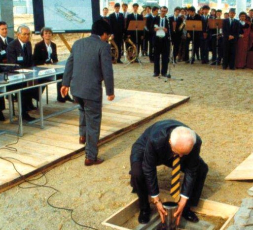 Az ünnepélyes alapkőletétel bő egy évvel később, 1991 áprilisában