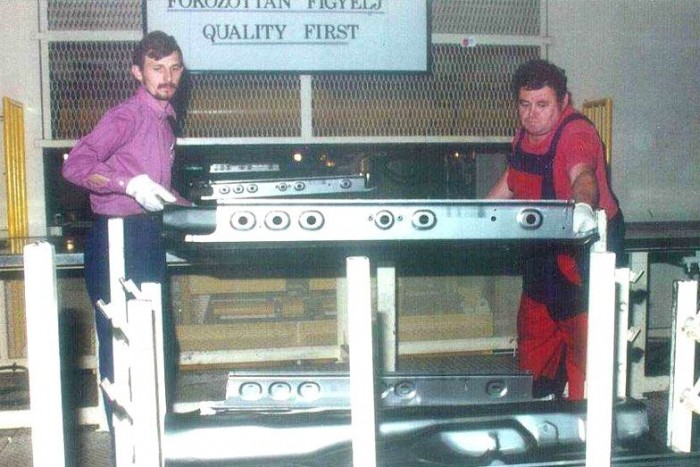 Októberben indult meg hivatalosan a termelés. A lila ing és a piros-kék kantáros naci mutatja az egyen melós ruha hiányát a kezdetekből