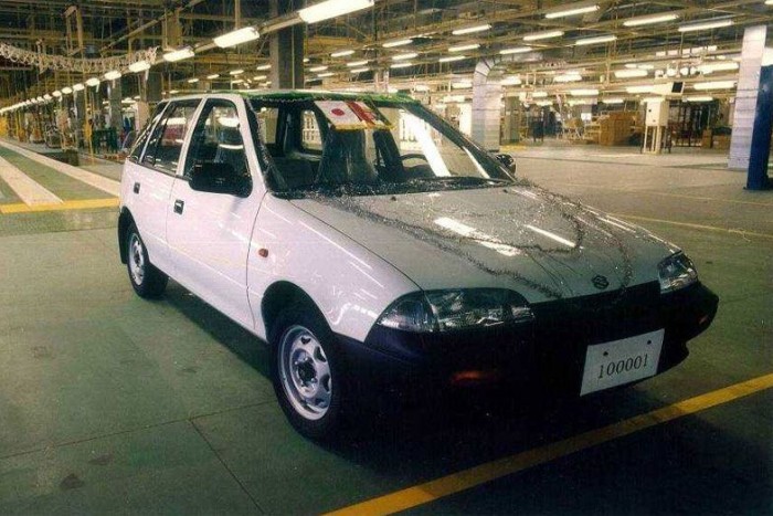 Hogy miért éppen 100 001-ik Suzukit ünnepelték karácsonyfadísszel 1996-ban, nem tudjuk