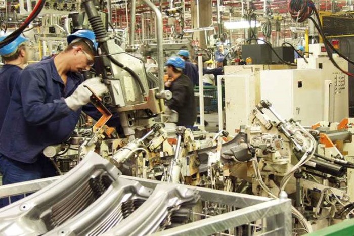 Kicsit más ez a hegesztő, mint a satupad alatti otthon (2004)