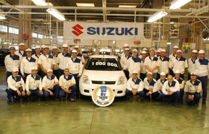 Ugyanazon év októberében Budapesten ostromállapotok uralkodtak, Esztergomban viszont a szorgos munkások és gépeik összerakták az egymilliomodik autót. Csinos kis dressz 