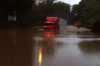 Ez a kamionsofőr nem rettent meg a mély víztől!