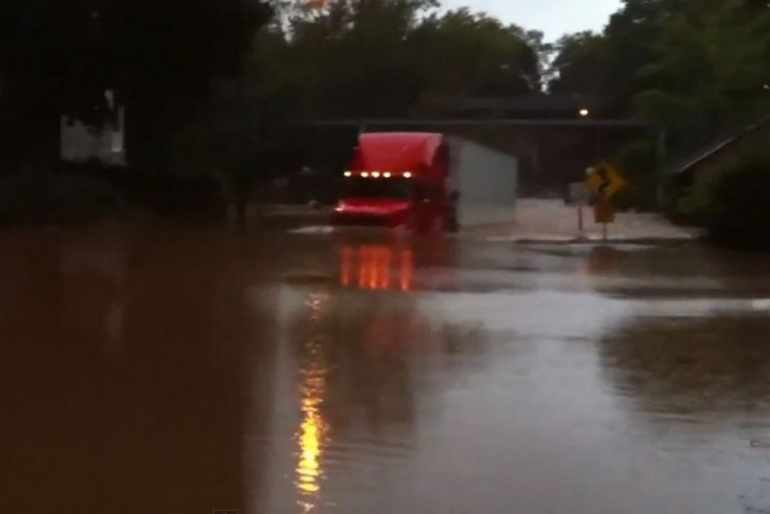 Ez a kamionsofőr nem rettent meg a mély víztől!